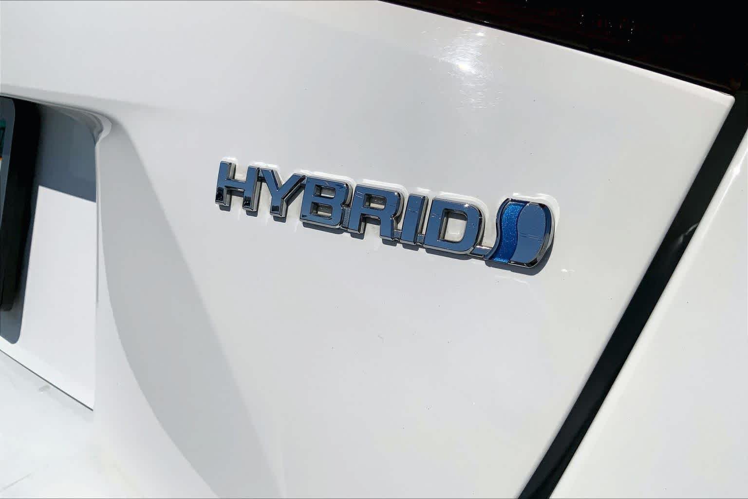 Used 2022 White Toyota LE image 9
