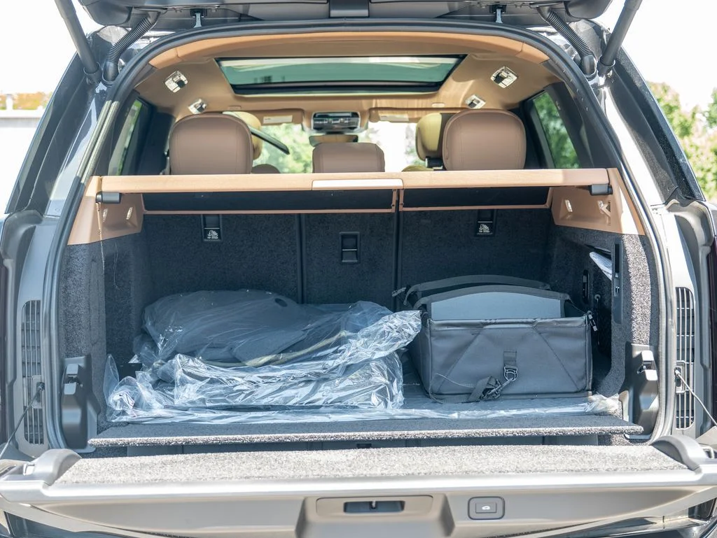 New 2026 Carpathian Grey Land Rover SE image 25