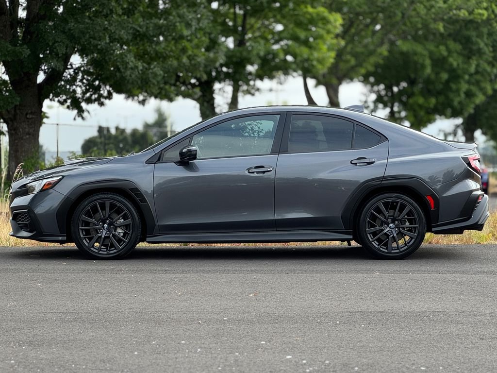 Used 2022 Magnetite Gray Metallic Subaru Limited image 3