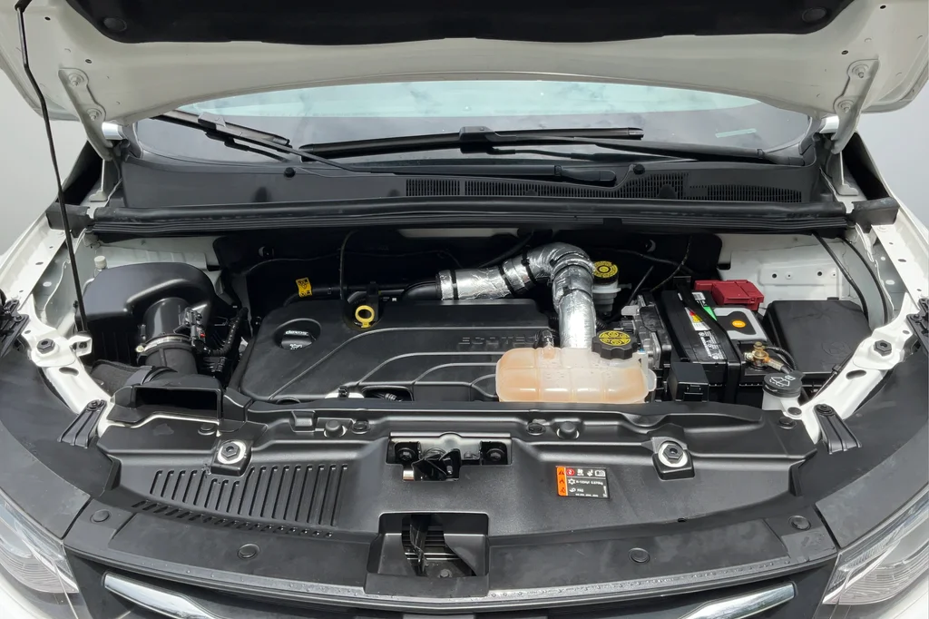 Used 2022 White Chevrolet LT image 23