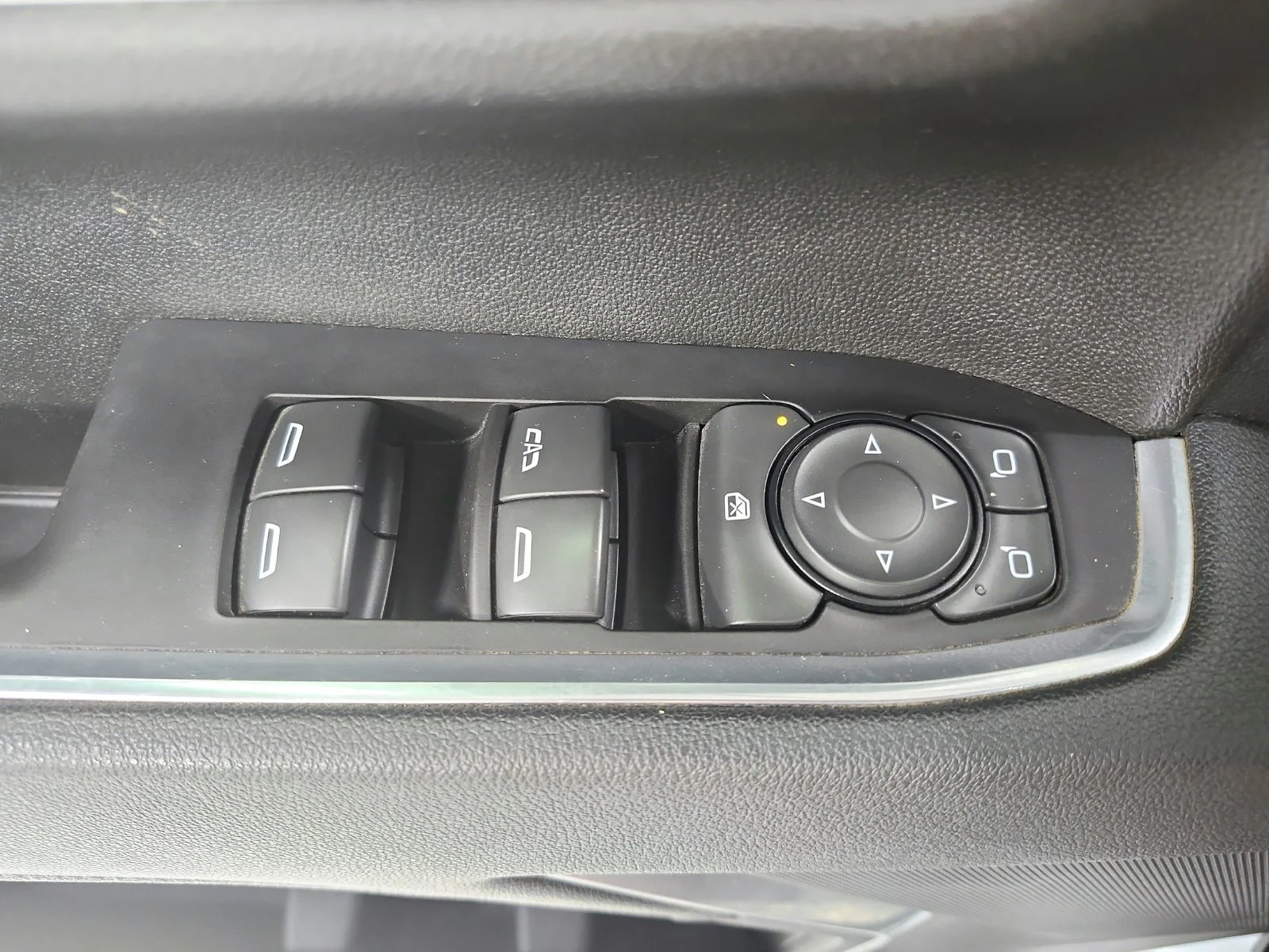 Used 2025 White Chevrolet LT image 30