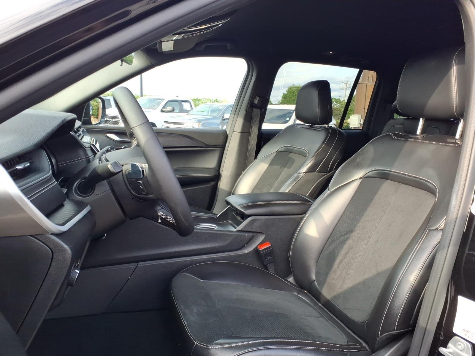 Used 2025 Diamond Black Crystal Pearlcoat Jeep Altitude image 17