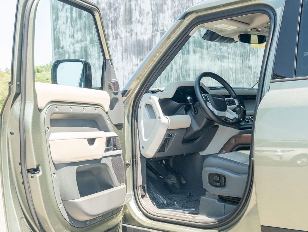 Used 2024 Green Land Rover X-Dynamic SE image 11