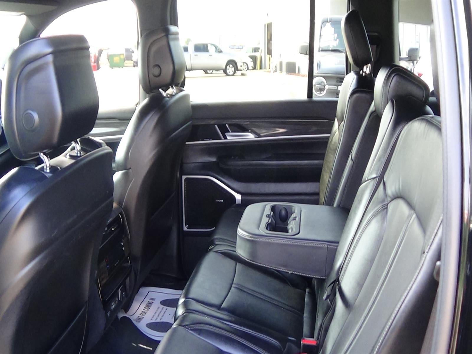Used 2023 Diamond Black Crystal Pearl Coat (pxj) Jeep Series II image 12