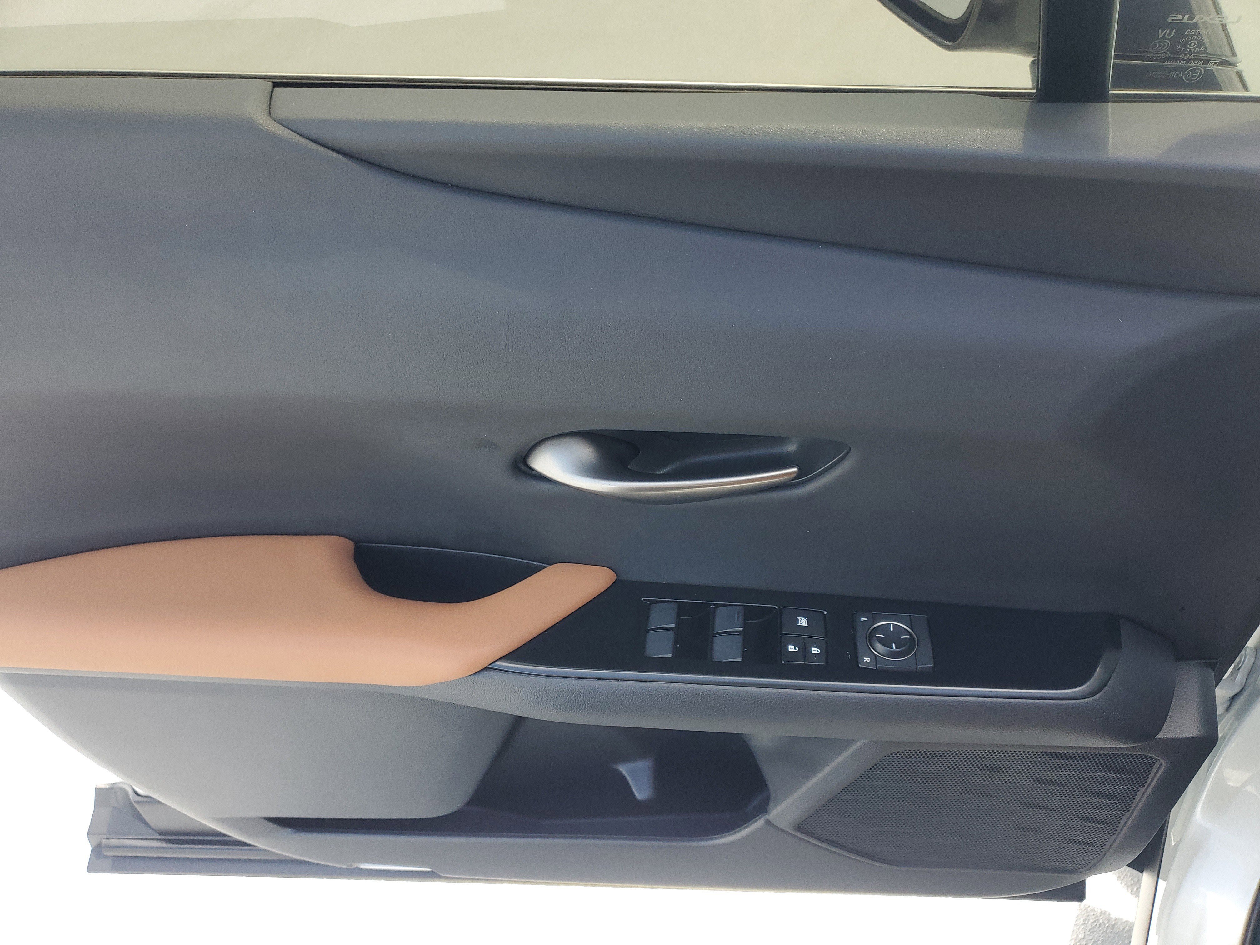 Certified Used 2022 White Pearl Lexus UX 200 image 19