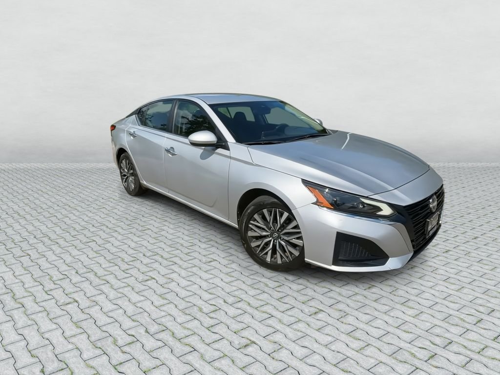 Used 2023 Silver Nissan 2.5 SV image 2