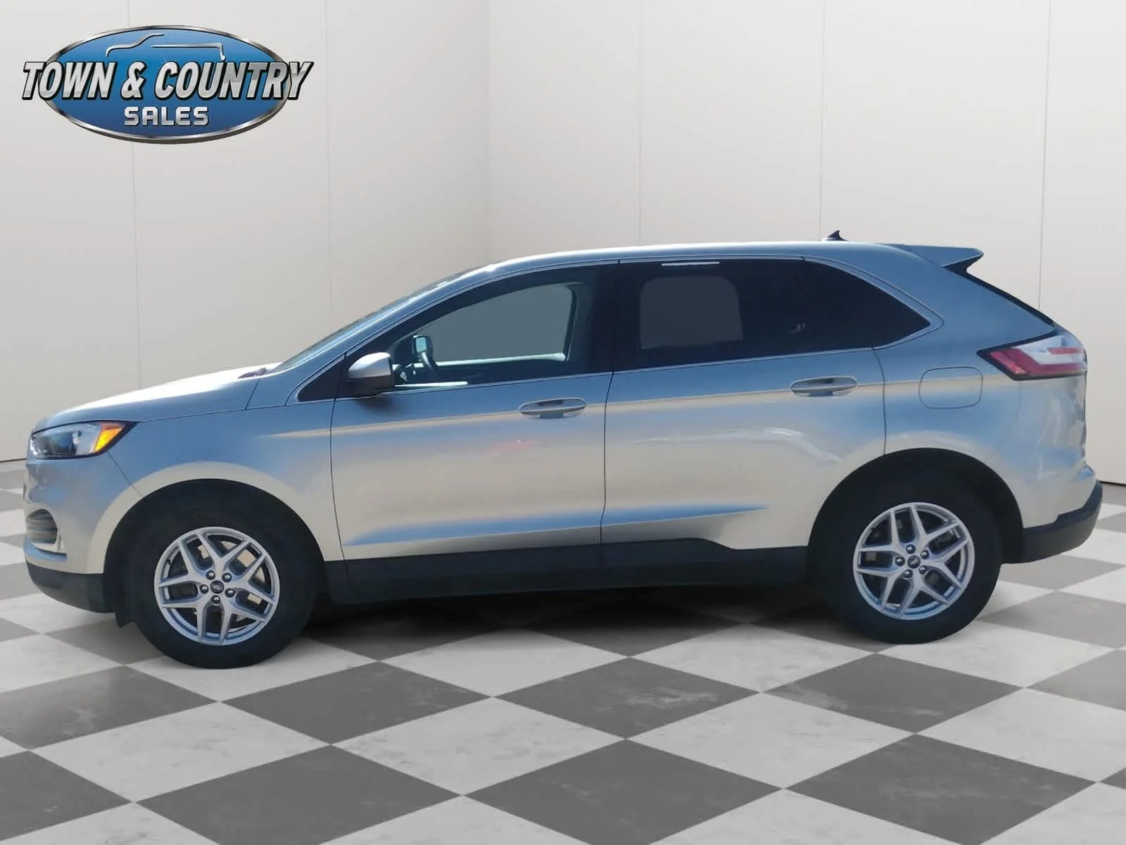 Used 2022 Iconic Silver Metallic Ford SEL image 4