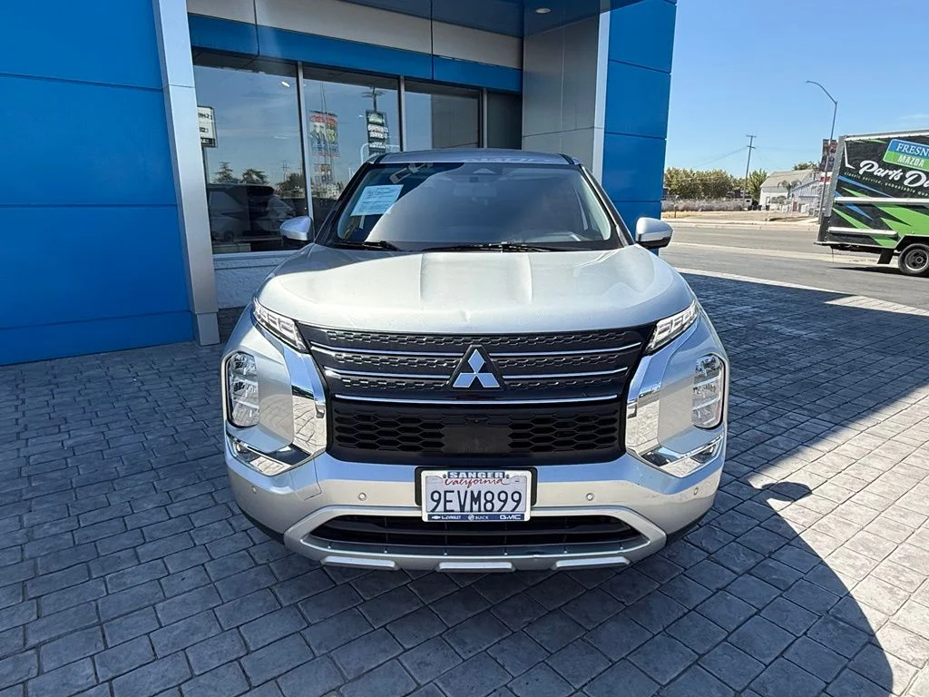 Used 2023 Silver Mitsubishi SE image 3
