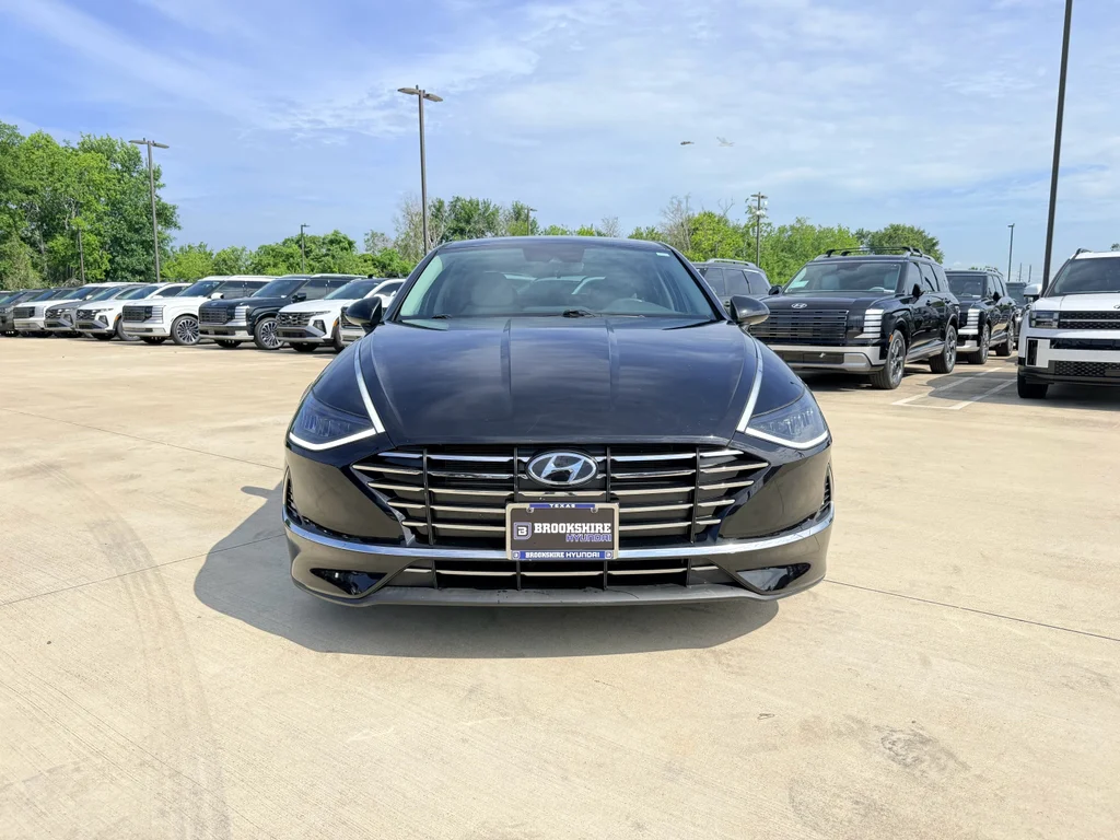 Used 2022 Phantom Black Hyundai SE image 2