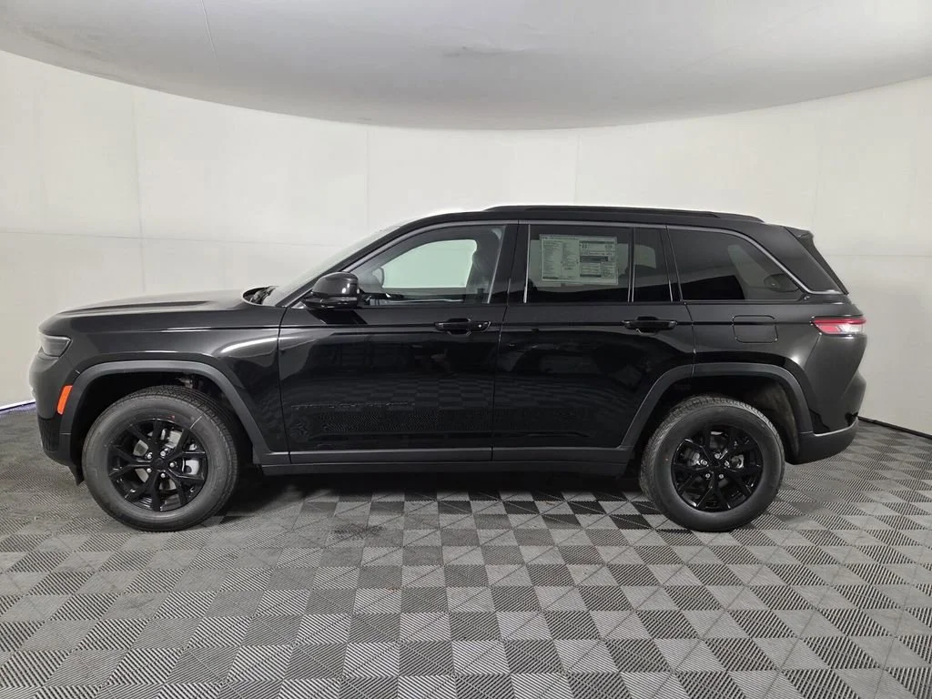 New 2026 Diamond Black Crystal Pearl-Coat Exterior Paint Jeep Laredo Altitude image 7