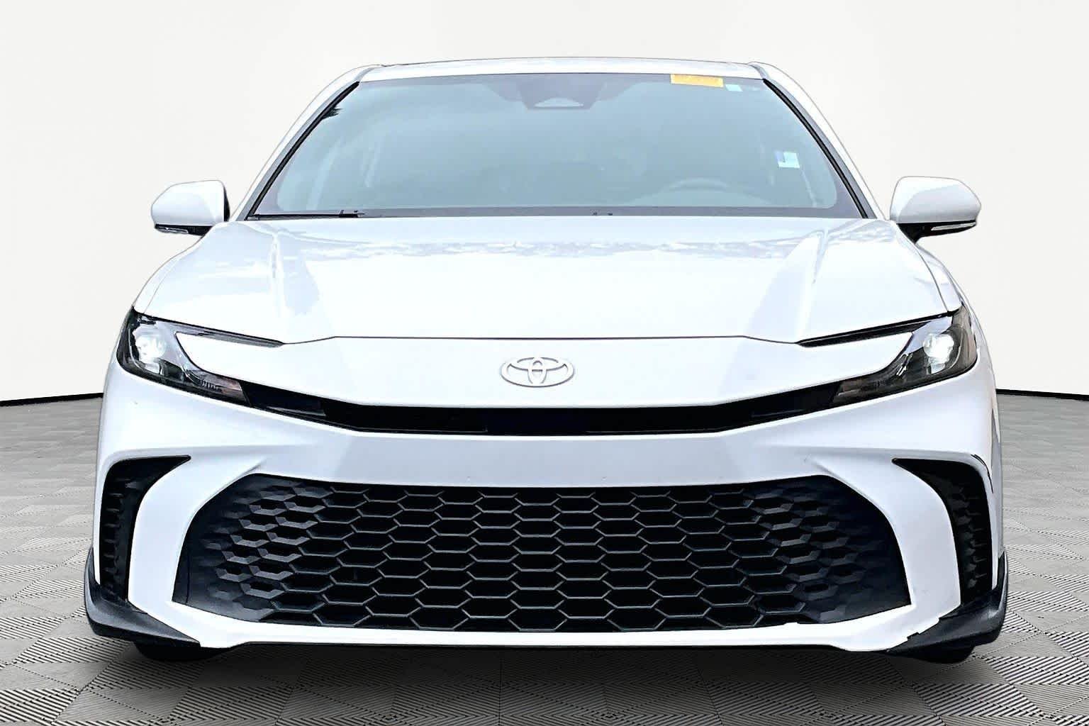 Used 2025 Ice Cap Toyota SE image 4