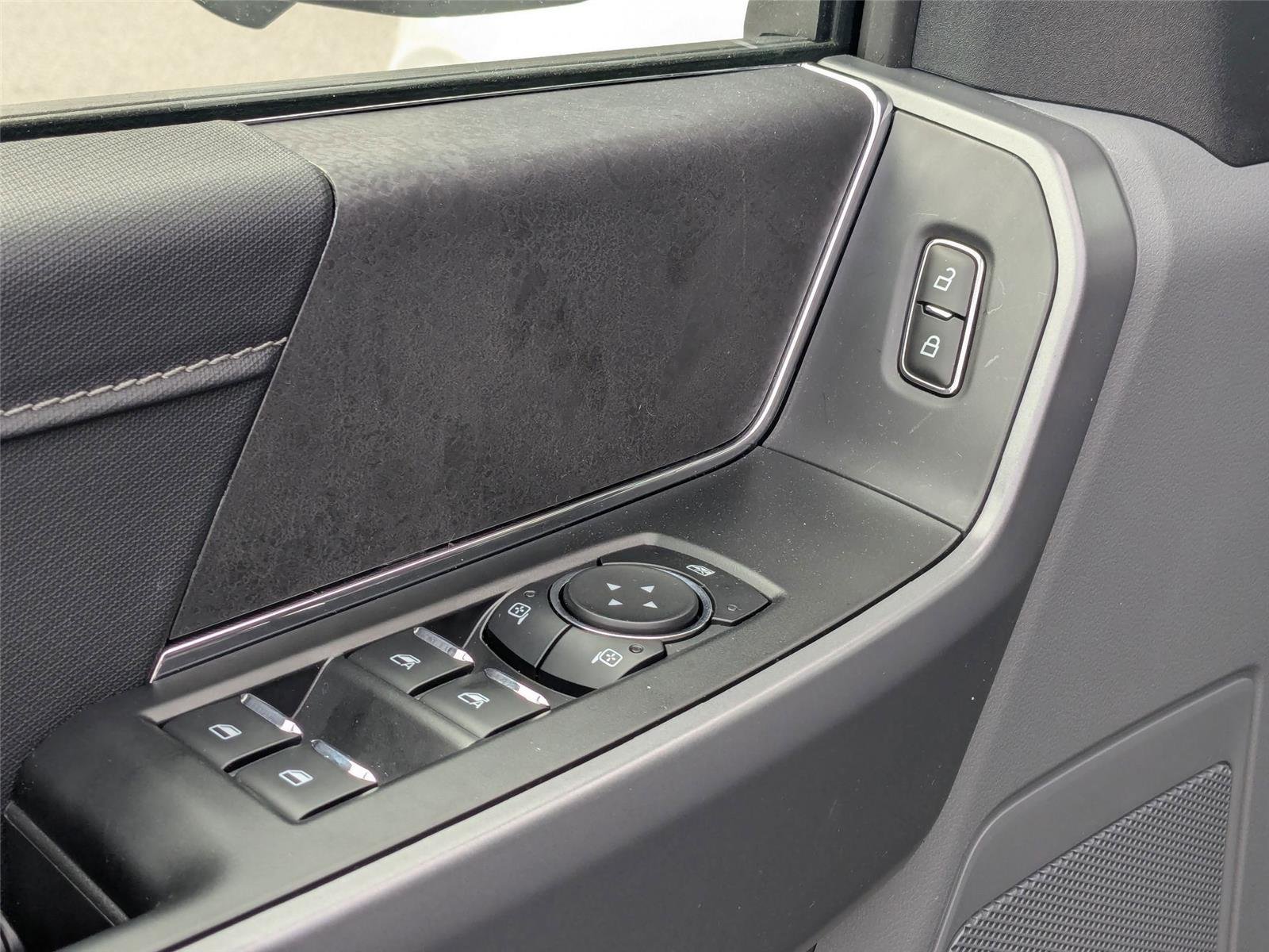 New 2025 Oxford White Ford XLT image 13