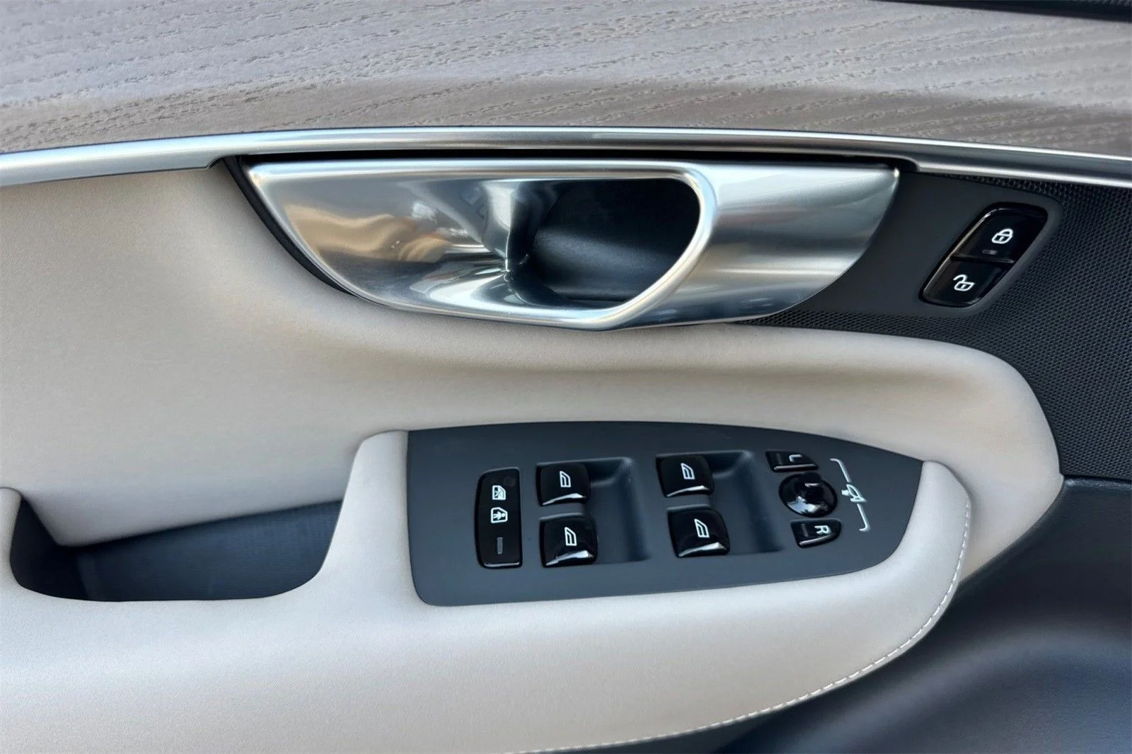 2026 Volvo XC90 Plus - Photo 14