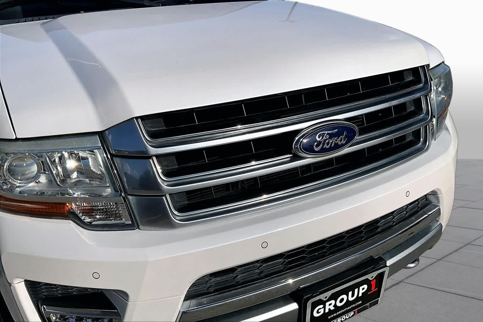 Used 2016 White Platinum Metallic Tri-Coat Ford Platinum image 29
