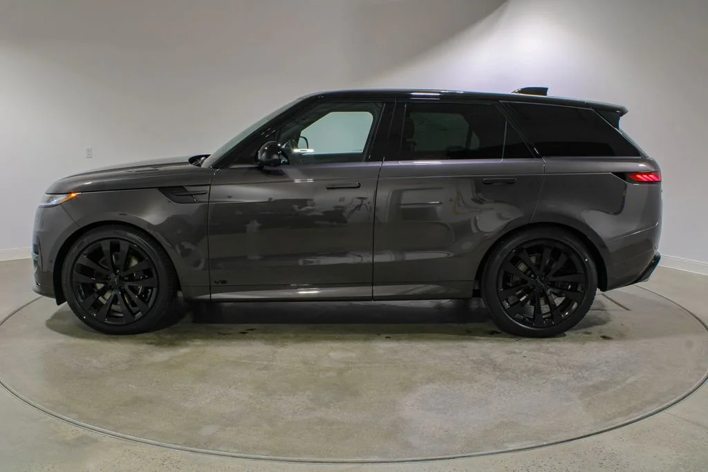 New 2026 Charente Grey Land Rover Dynamic SE P530 V8 image 2