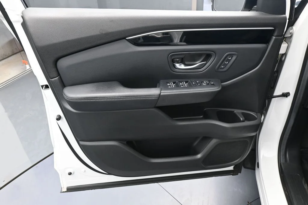 Used 2025 White Honda EX-L image 12