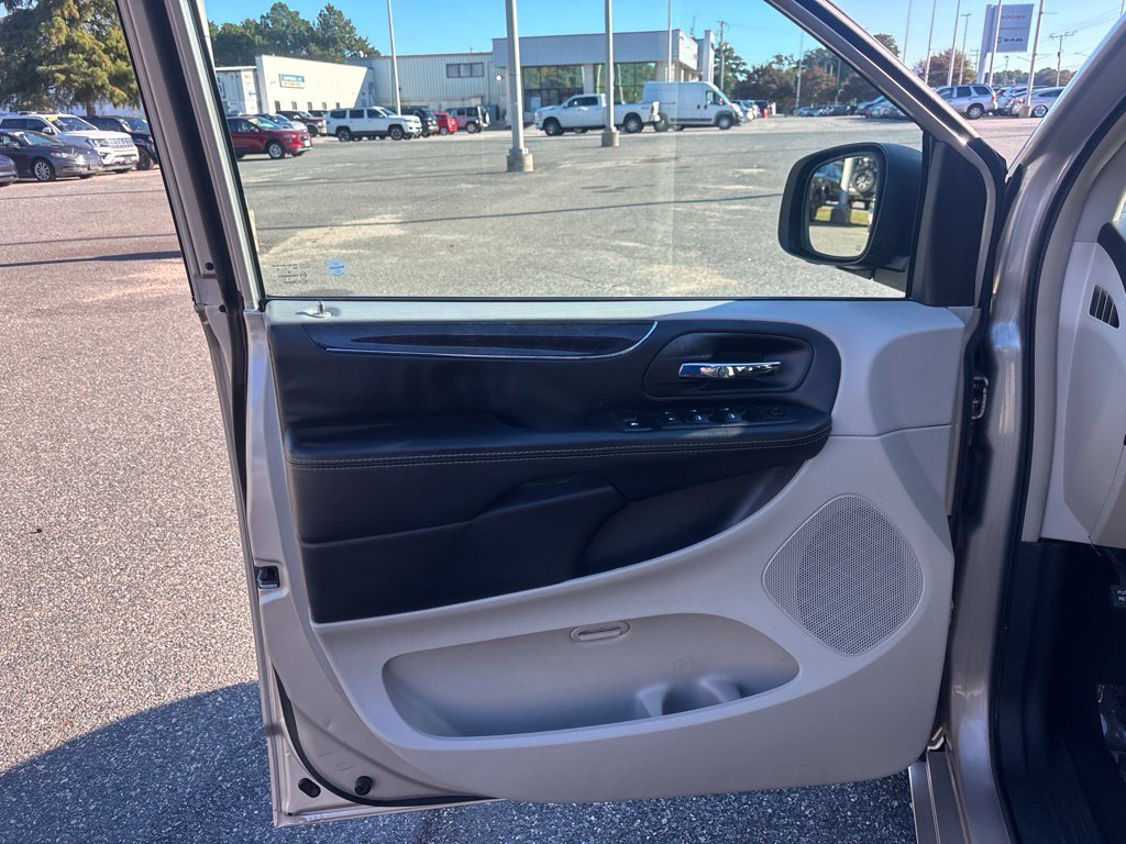 Used 2016 Beige Chrysler Touring-L image 13