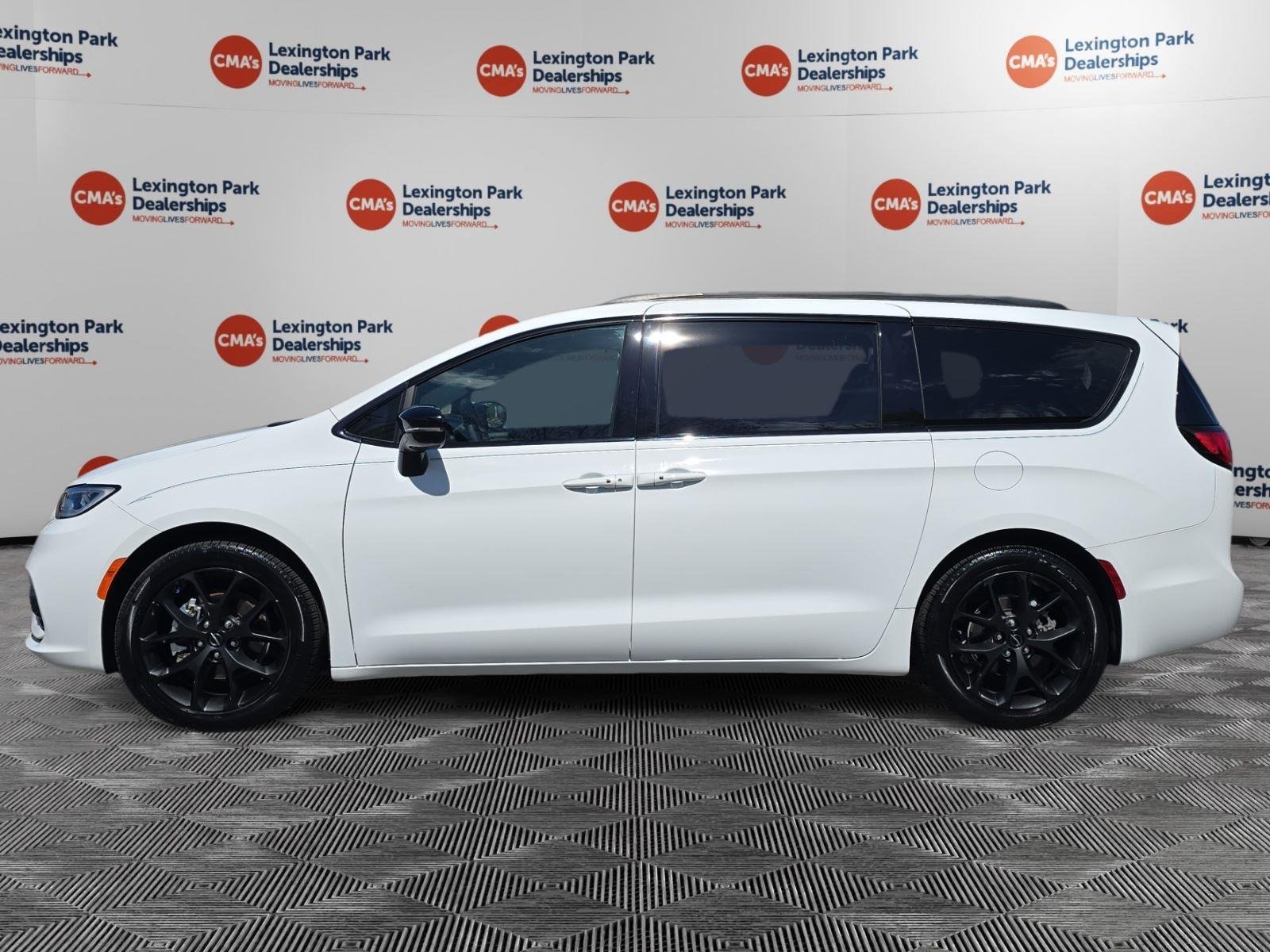 Used 2024 Bright White Clearcoat Chrysler Limited image 4