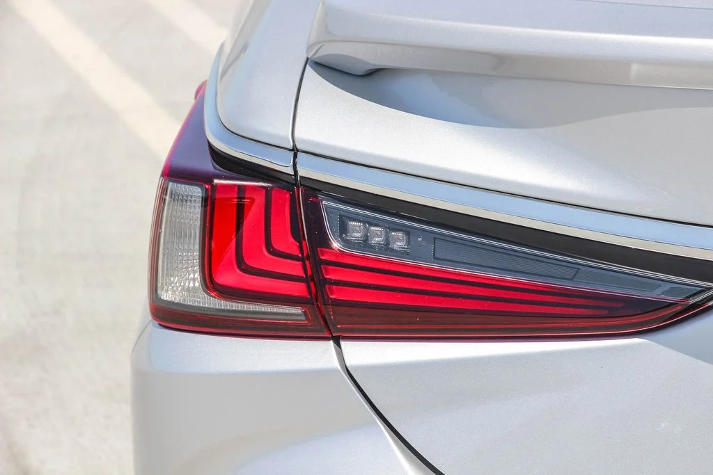 Used 2020 Silver Lexus 300h image 7