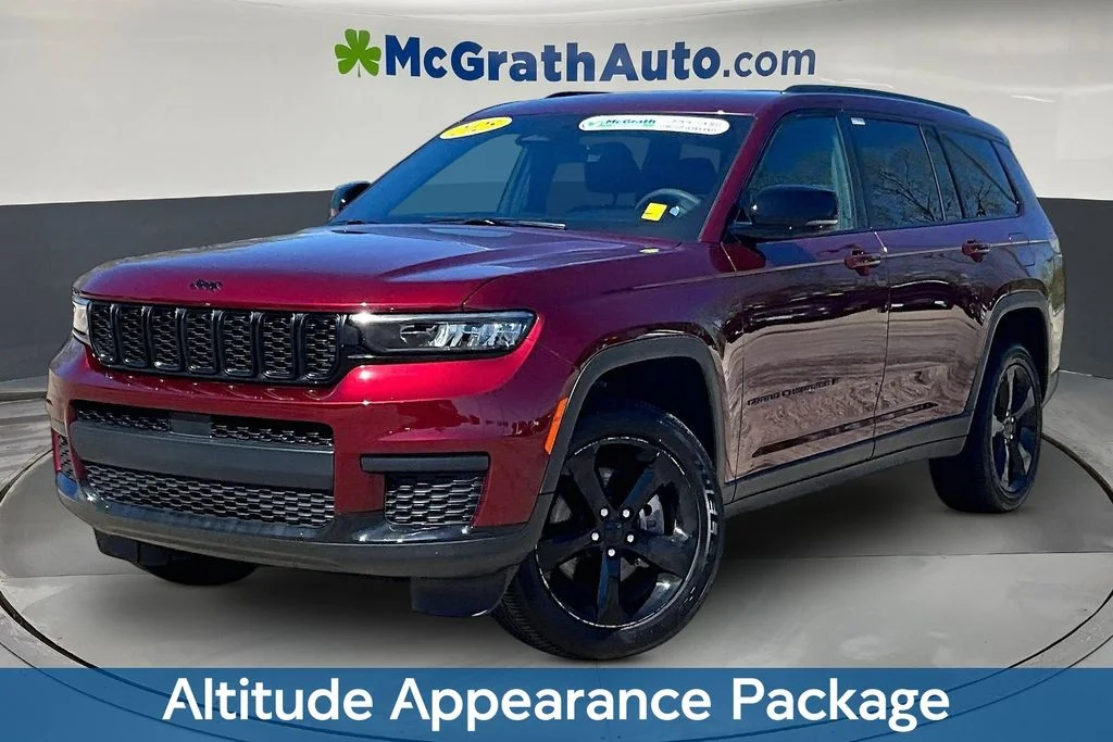 Used 2025 Red Jeep Altitude image 3