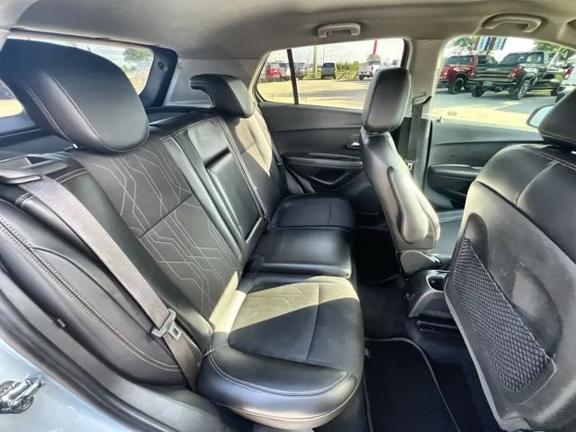 Used 2018 SUMMIT WHITE Chevrolet LT image 27