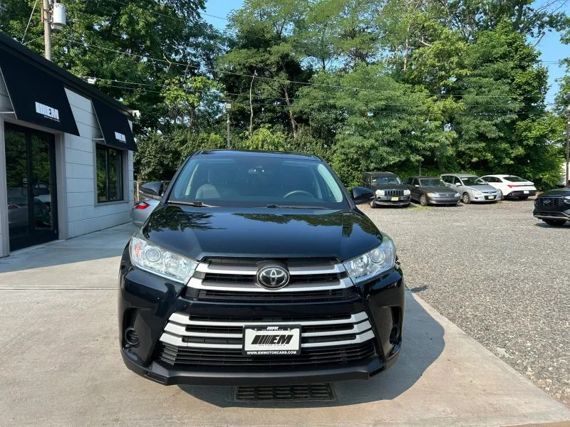 Used 2018 Black Toyota LE Sport Utility 4D image 17