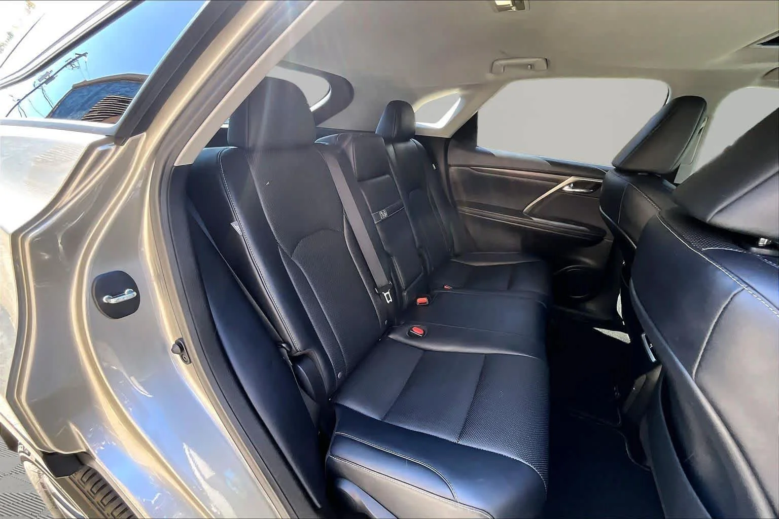 Used 2020 Atomic Silver Lexus  image 39