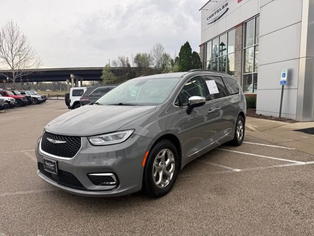 2023 Chrysler Pacifica Limited's photo