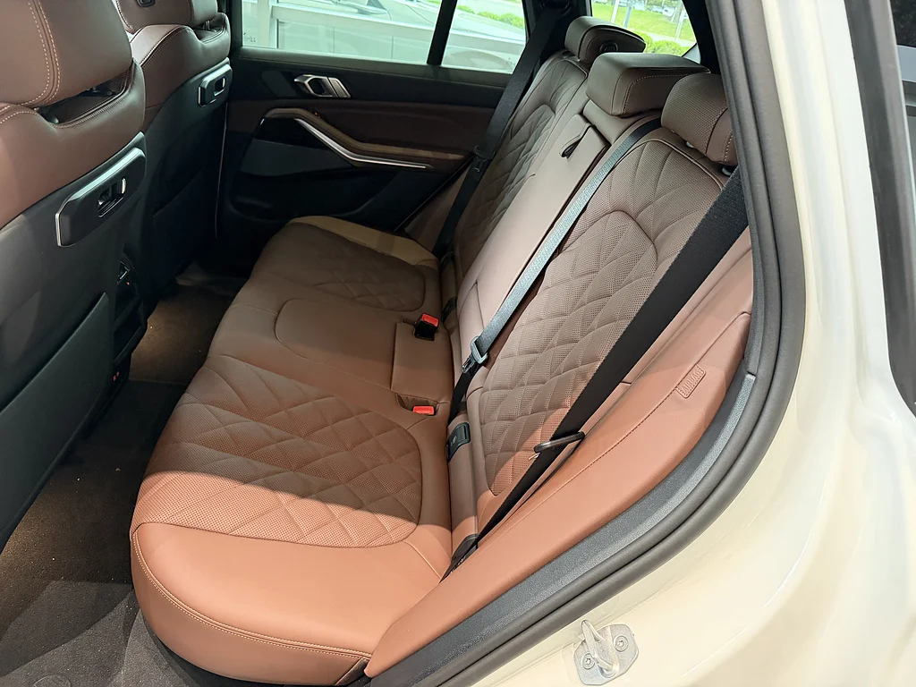 New 2026 Mineral White Metallic BMW xDrive50e image 13