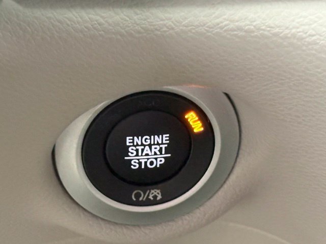 Used 2017 Red Chrysler Touring L image 39