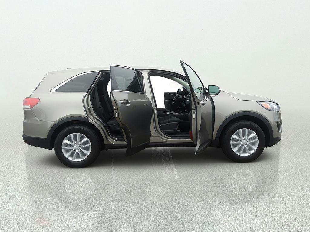 Used 2018 Silver Kia L image 16