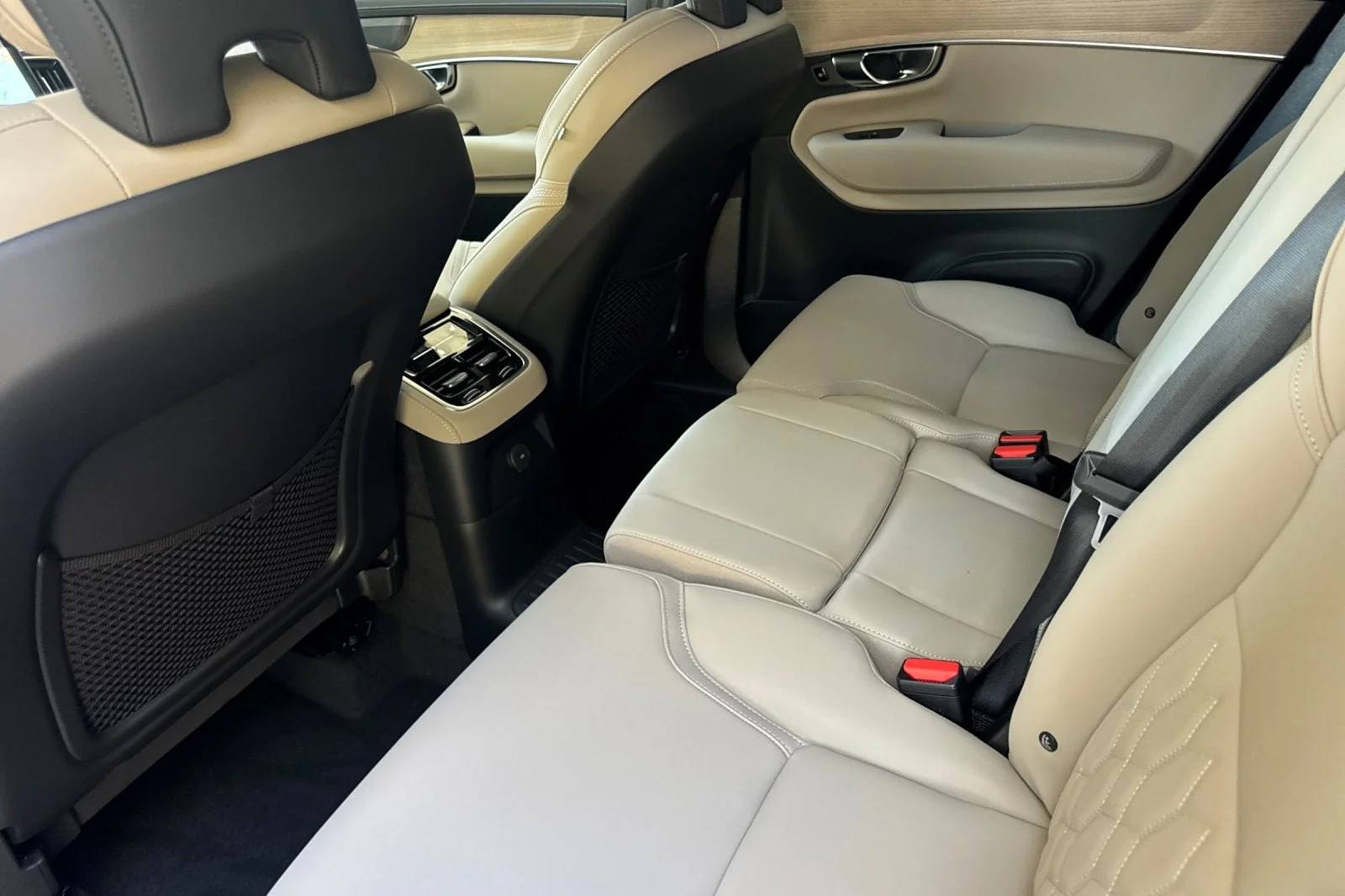 New 2026 Onyx Black Volvo T8 Plus 7-Seater image 4