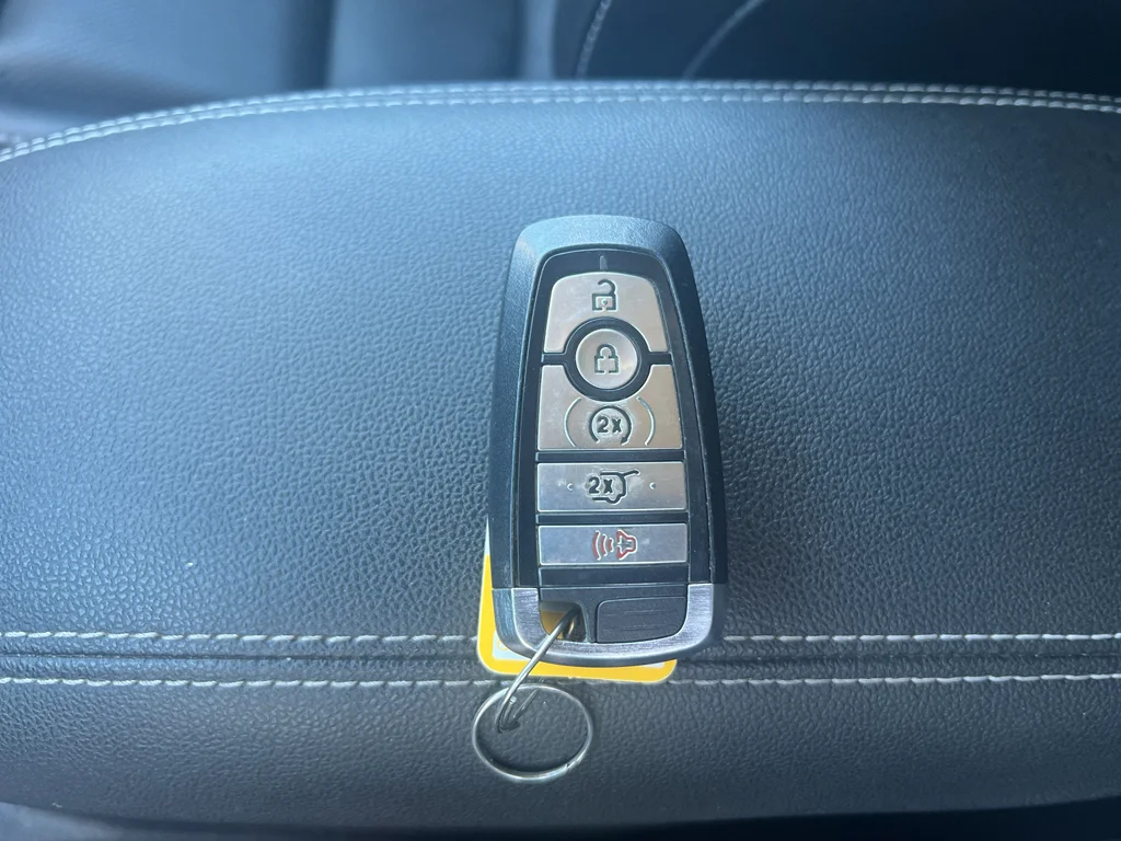 Used 2020 Velocity Blue Metallic Ford SEL image 14