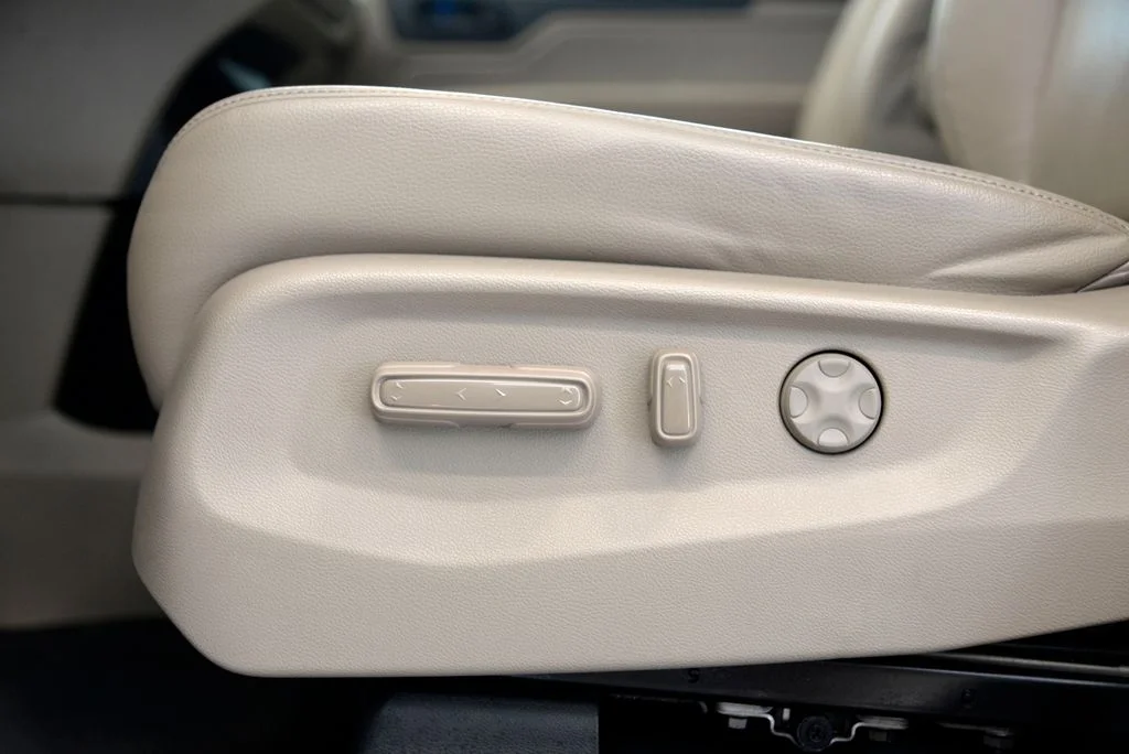 Used 2023 White Honda EX-L image 16