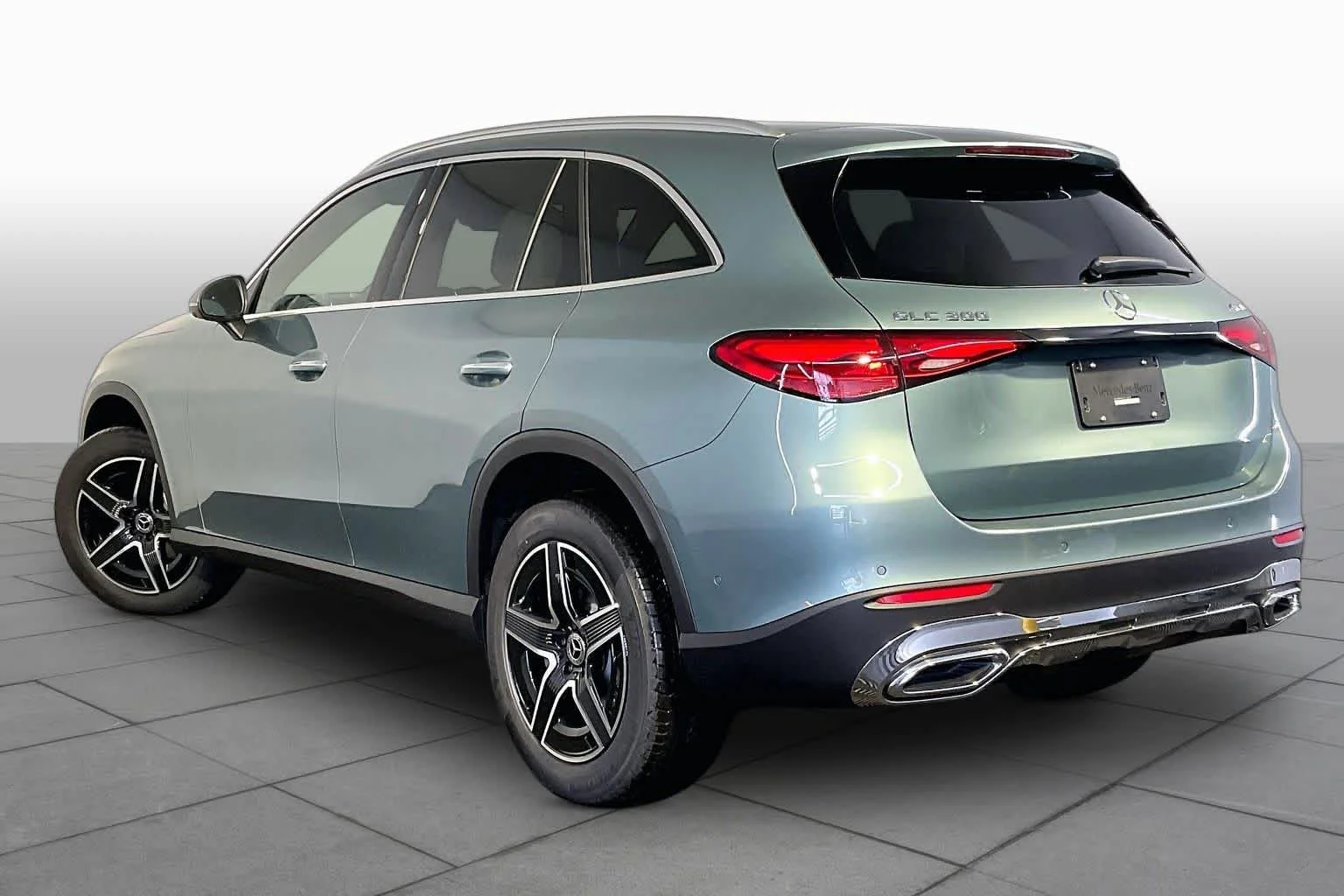 New 2027 Verde Silver Metallic Mercedes-Benz GLC 300 image 3