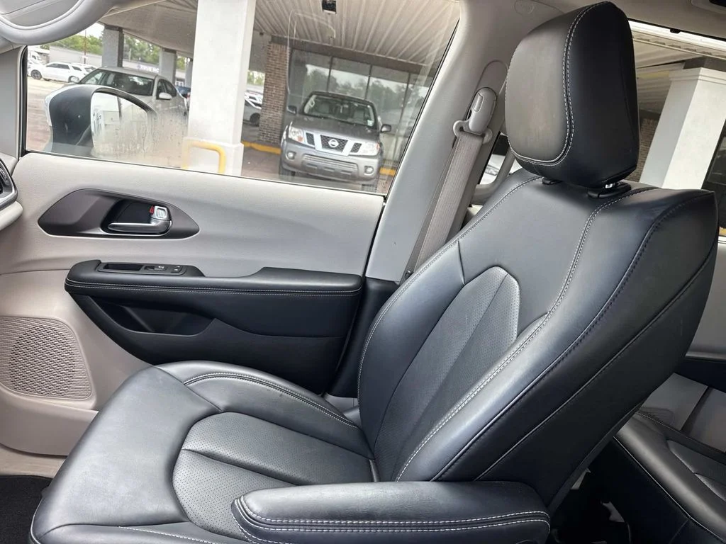 Used 2023 Silver Chrysler Touring L image 32