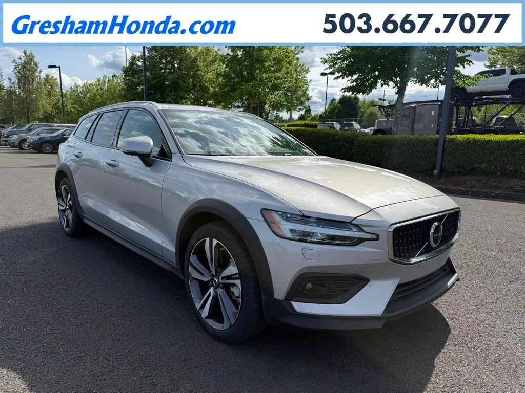 2025 Volvo V60 Cross Country's photo