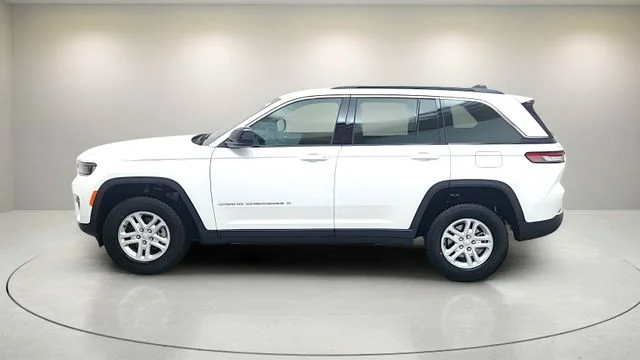 New 2025 Bright White Clear-Coat Exterior Paint Jeep Laredo image 4