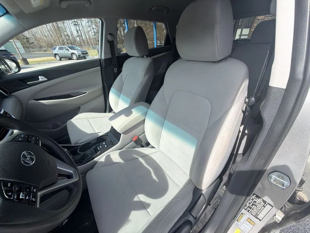 Used 2020 Silver Hyundai SE image 19