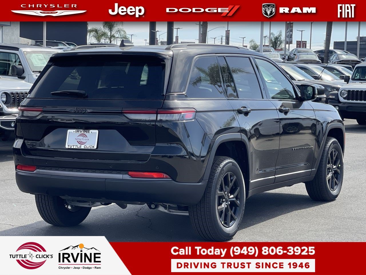 New 2026 Diamond Black Crystal Pearl-Coat Exterior Paint Jeep Laredo Altitude image 6