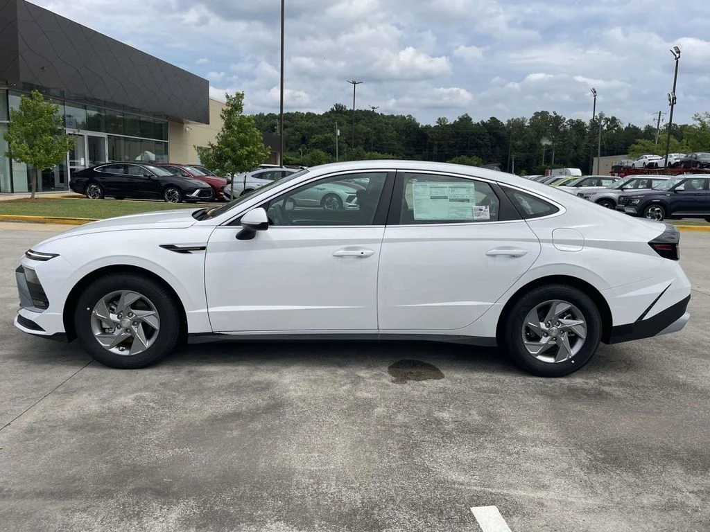 New 2026 White Hyundai SE image 6