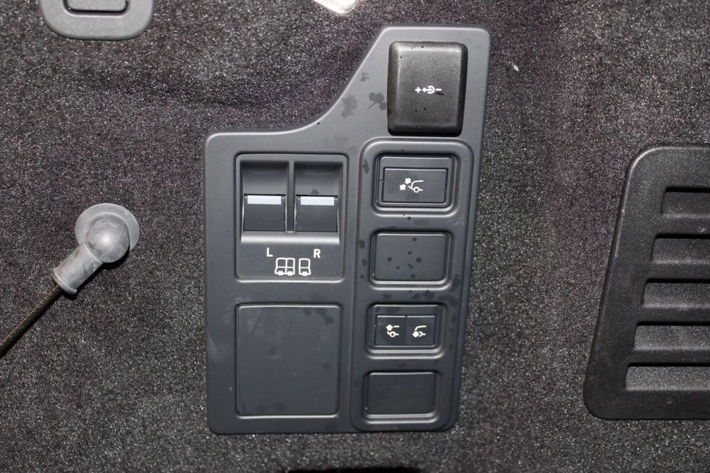 Used 2025 White Land Rover S image 40