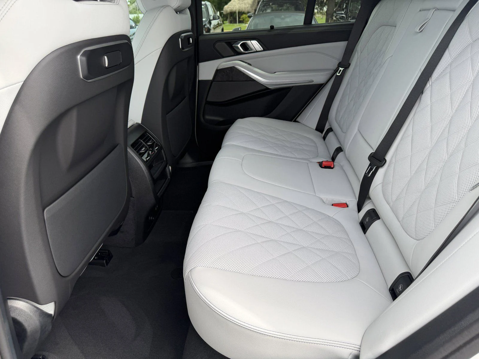 New 2026 Mineral White Metallic BMW sDrive40i image 18