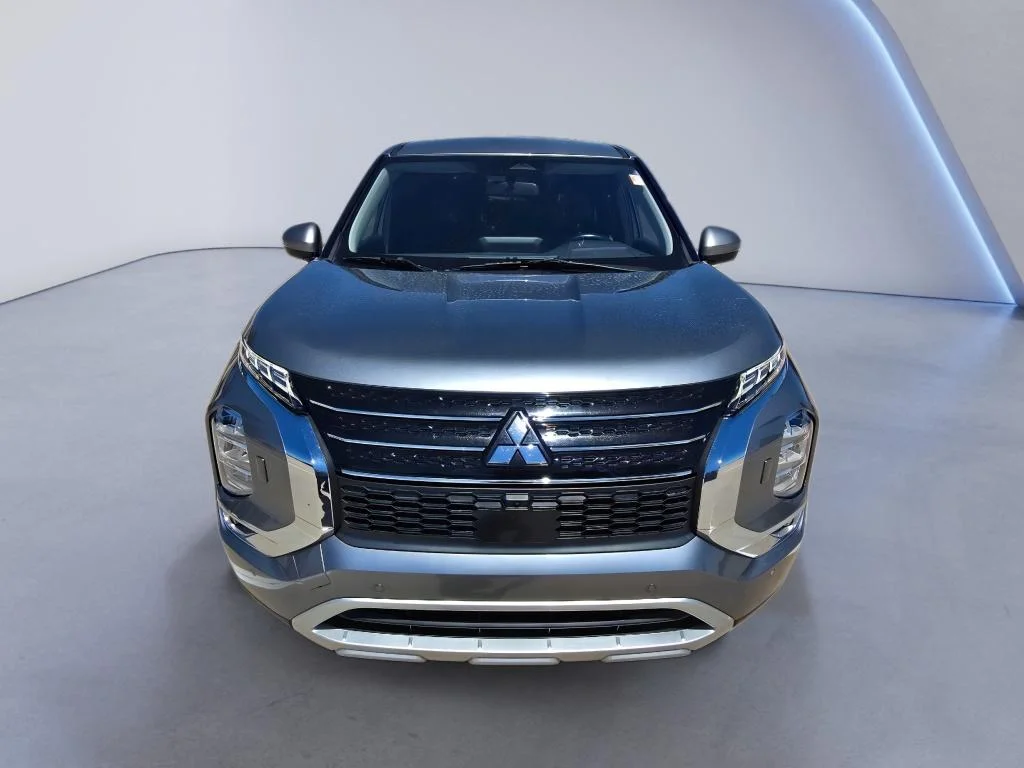 Used 2024 Gray Mitsubishi SE image 9