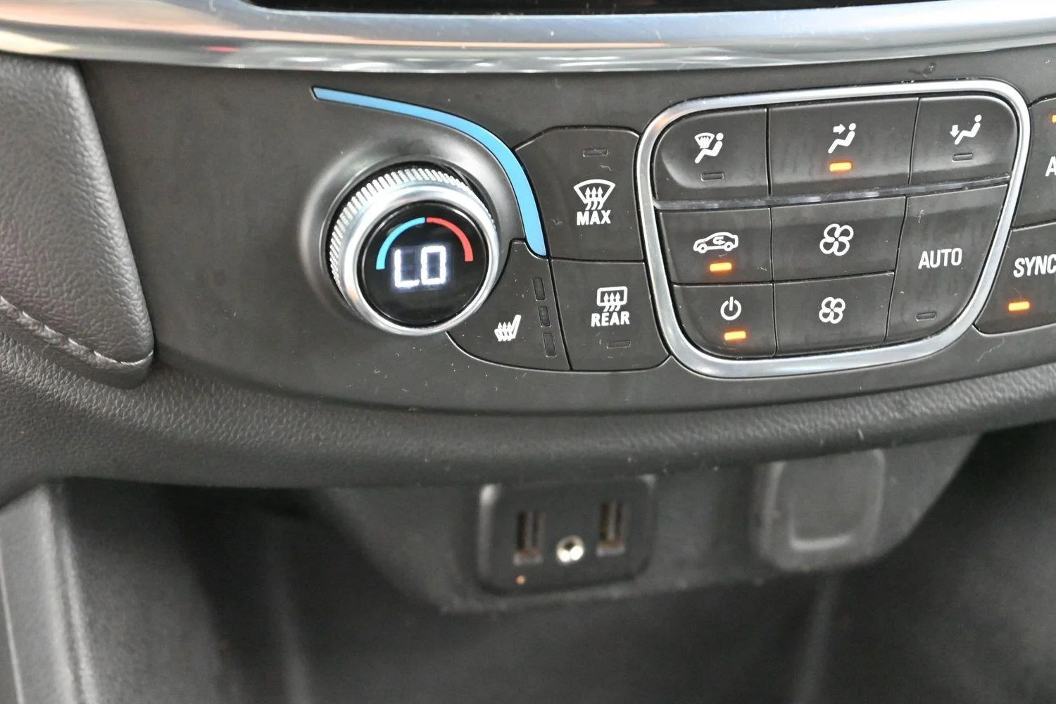 Used 2022 Summit White Chevrolet LT Cloth image 25