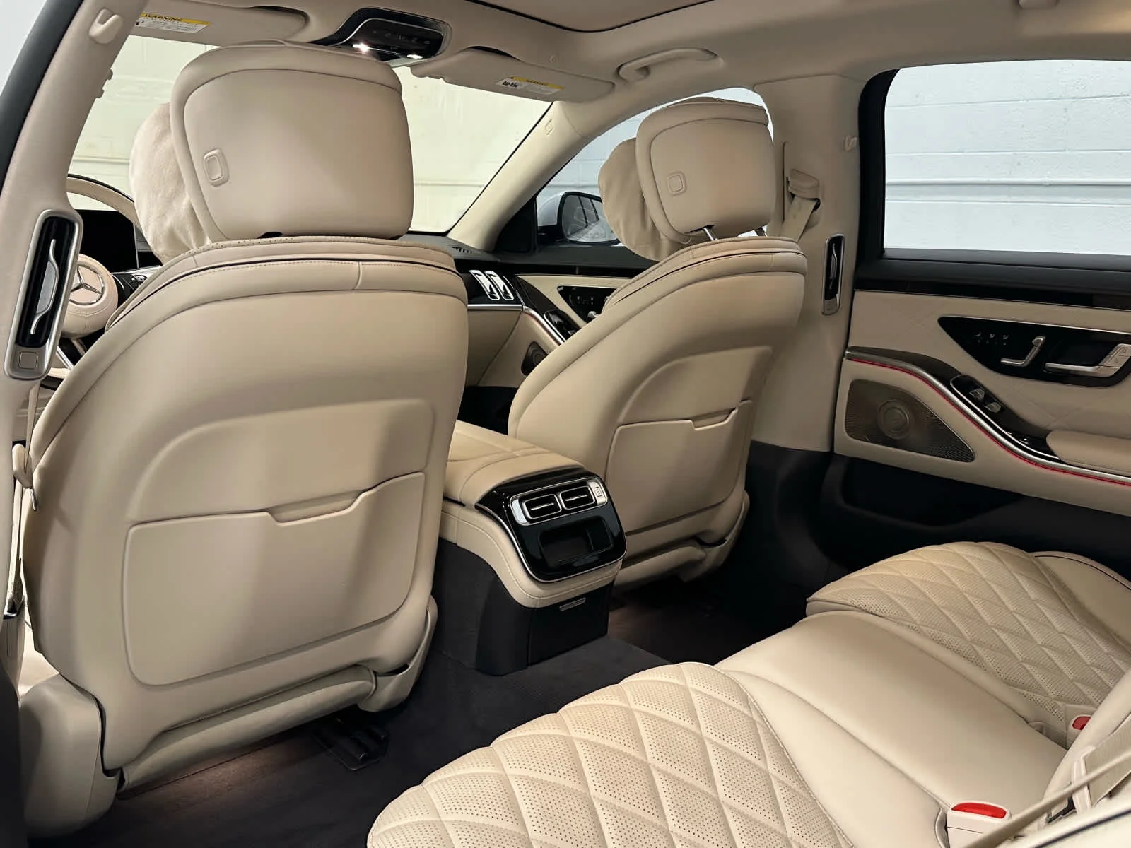 Used 2024 MANUFAKTUR Moonlight White Metallic Mercedes-Benz S 580 image 13