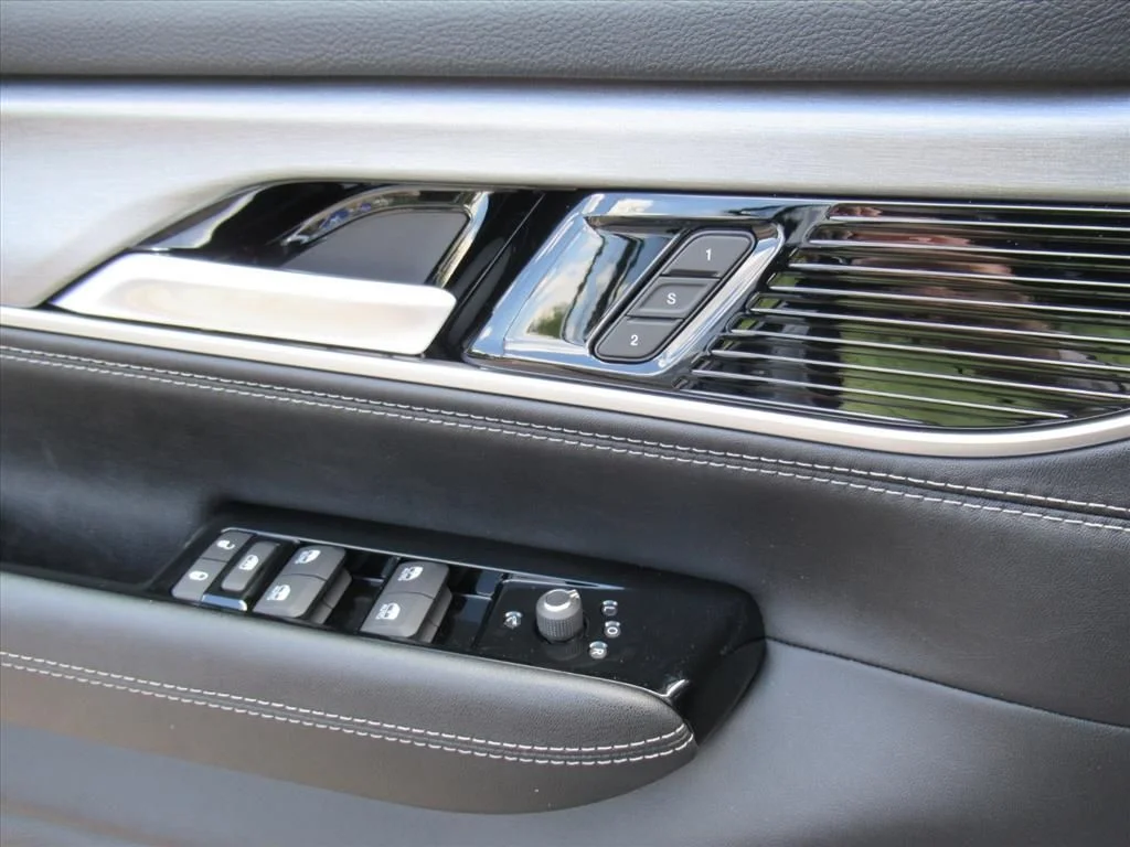 New 2026 Silver-Zynith Exterior Paint Jeep Limited Reserve image 22