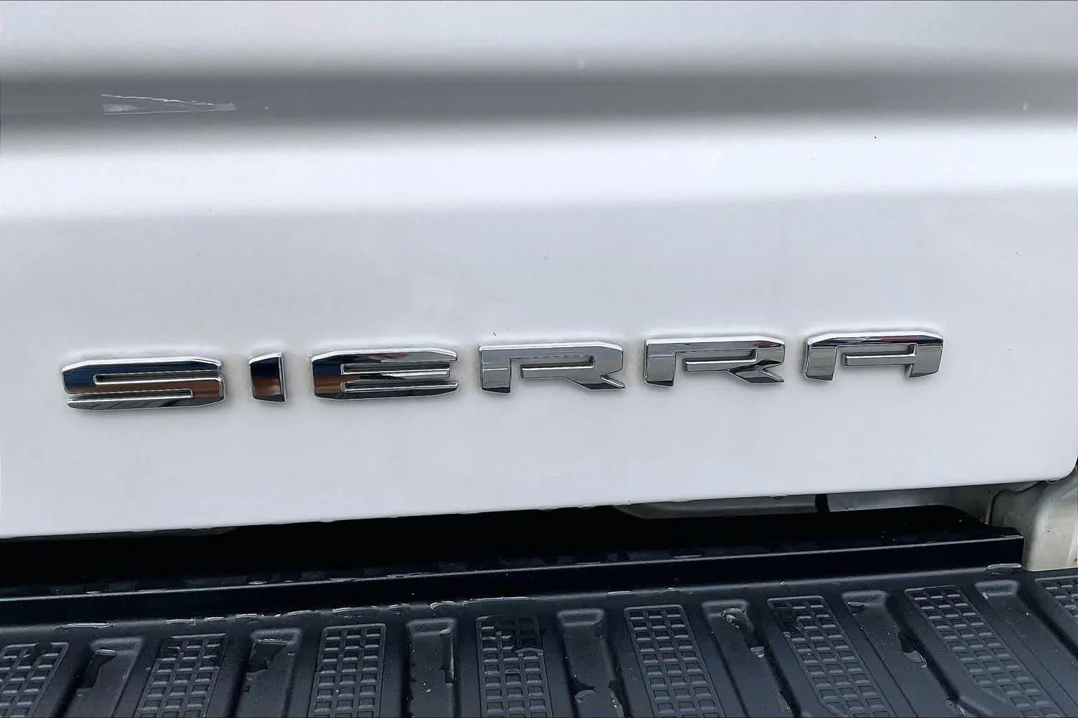 Used 2023 White Frost Tricoat GMC Denali image 10