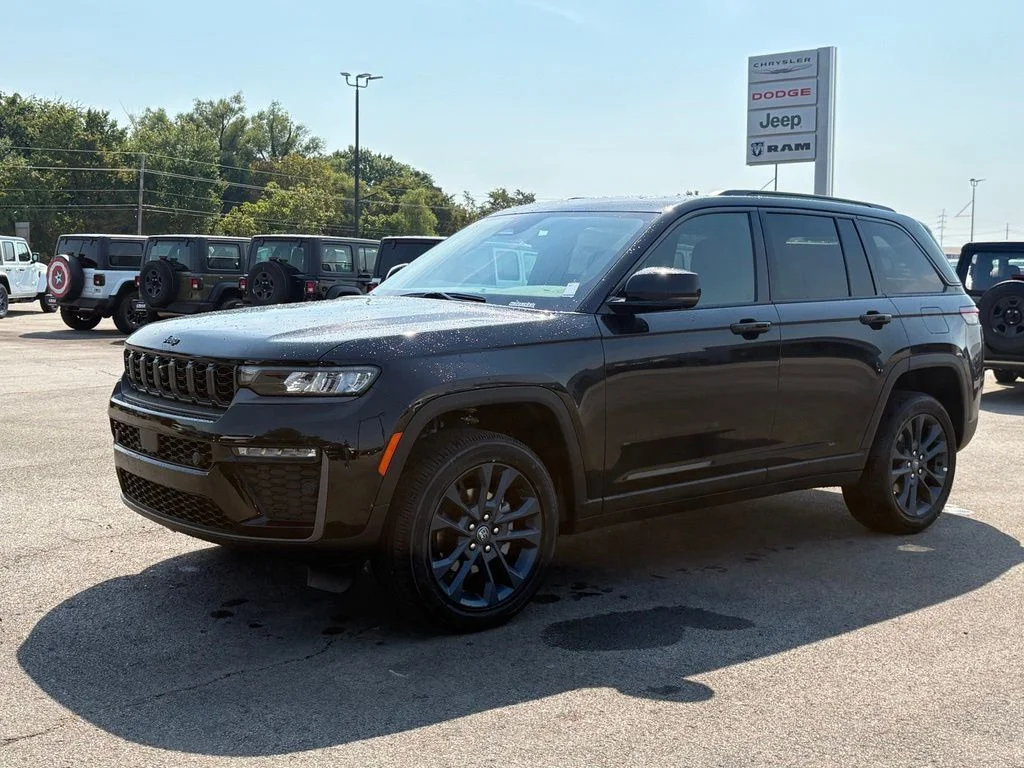 New 2026 Diamond Black Crystal Pearl-Coat Exterior Paint Jeep  image 3