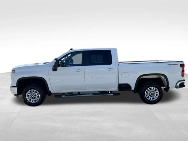 Used 2025 White Chevrolet LT image 4